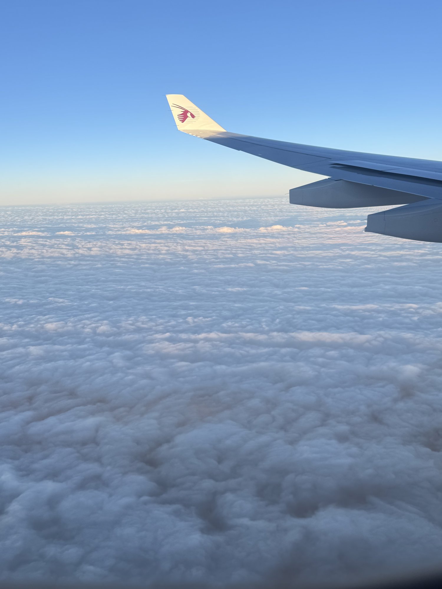 カタール航空の機内から見た雲海と翼 ── ワルシャワへ