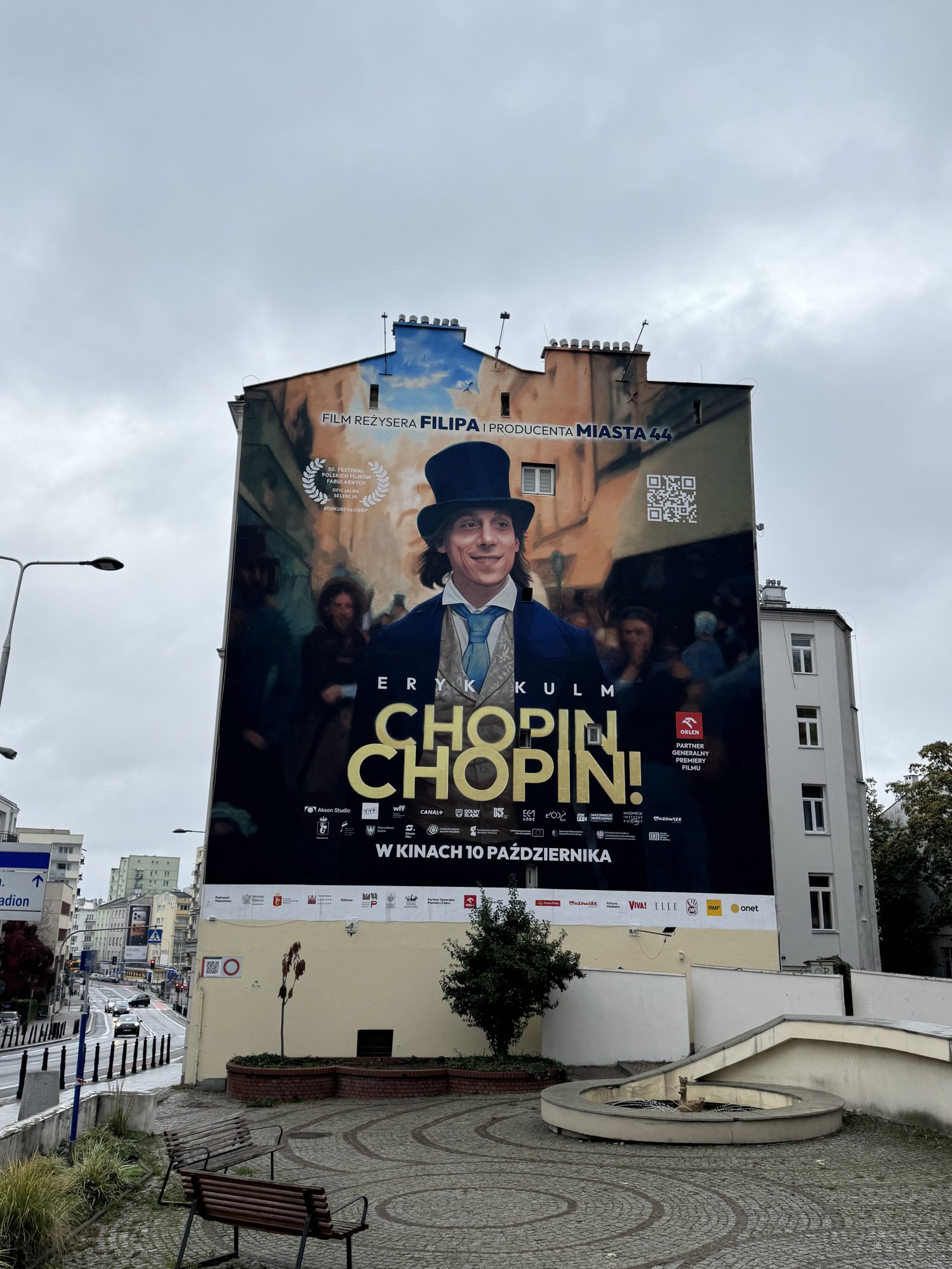 ワルシャワ市街・ビル壁面に描かれた『CHOPIN CHOPIN!』映画の巨大ポスター